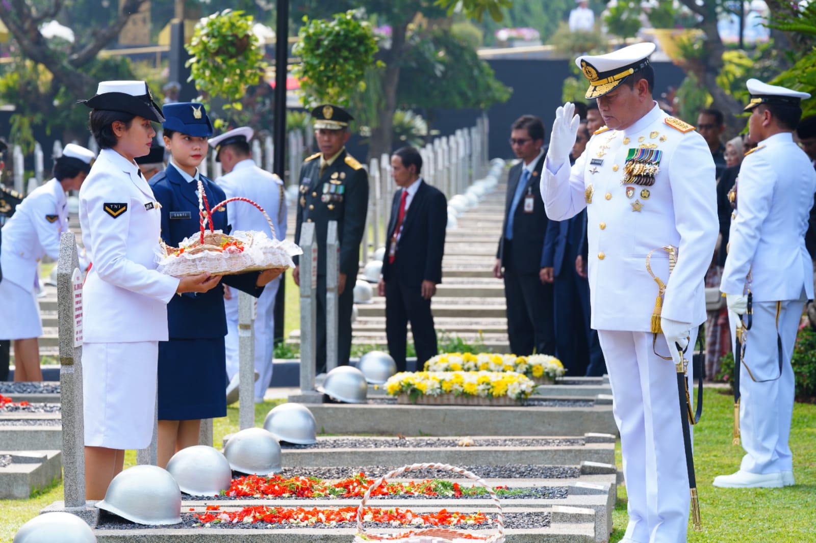 Panglima TNI Hadiri Upacara Peringatan Hari Pahlawan Dan Tabur Bunga Di ...