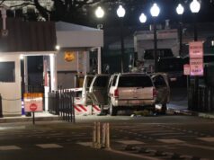 Sebuah Kendaraan Seruduk Gerbang Gedung Putih