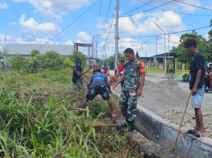 Wujud Kepedulian Terhadap Lingkungan, Babinsa Ajak Warga Karya Bakti Bersihkan Saluran Air