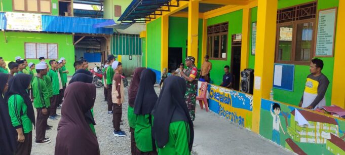 Babinsa Koramil 1710-02/Timika Beri Pelatihan PBB dan Pembekalan Wasbang Pada Siswa-Siswi SD Kardova