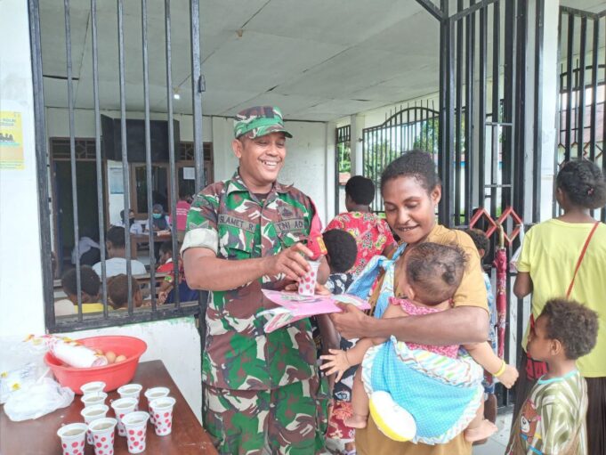 Babinsa Mapurujaya Dampingi Pelaksanaan Kegiatan Posyandu dan Pembagian Makanan Tambahan