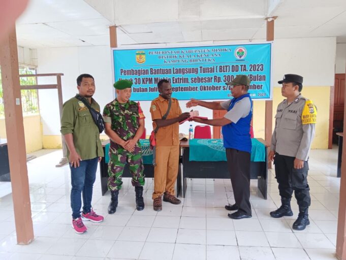 Agar Tepat Sasaran, Babinsa 03/Kuala Kencana Dampingi Penyaluran BLT