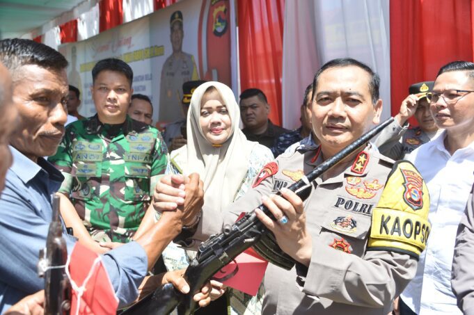 Kapolda NTB Hadiri Islah Warga Renda dan Cenggu dan Musnahkan Senpi Dari Konflik Kedua Desa
