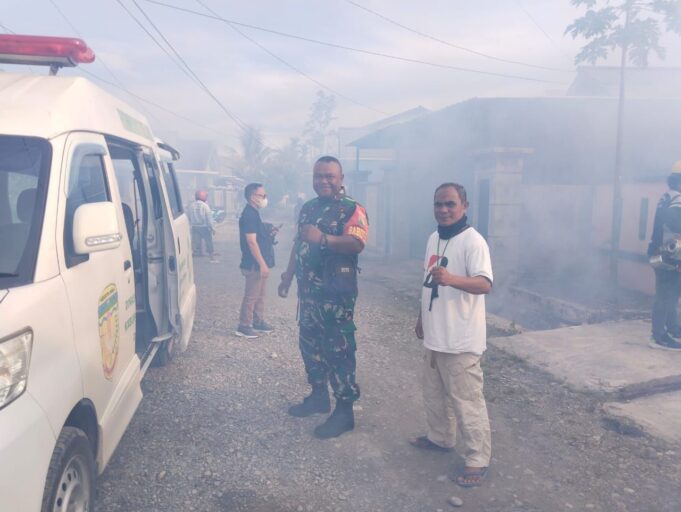 Babinsa Koramil 1710-02/Timika Dampingi Petugas Kesehatan Dalam Kegiatan Penyemprotan Pestisida Ke Rumah Warga