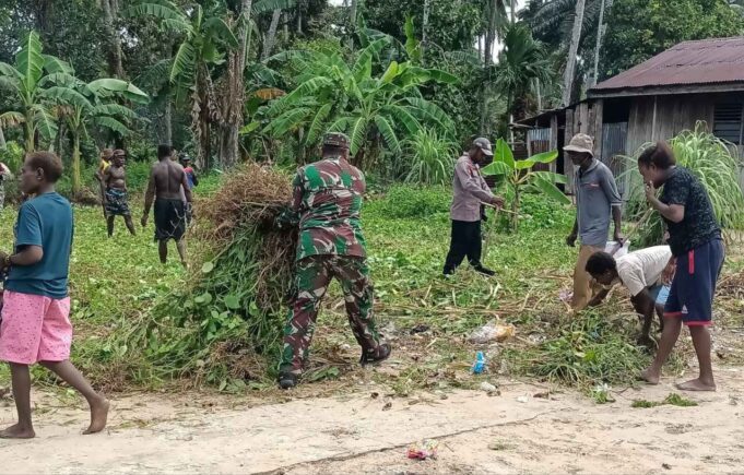 Babinsa Koramil 1710-01/Kokonao Gerakkan Warga Bersihkan Lingkungan
