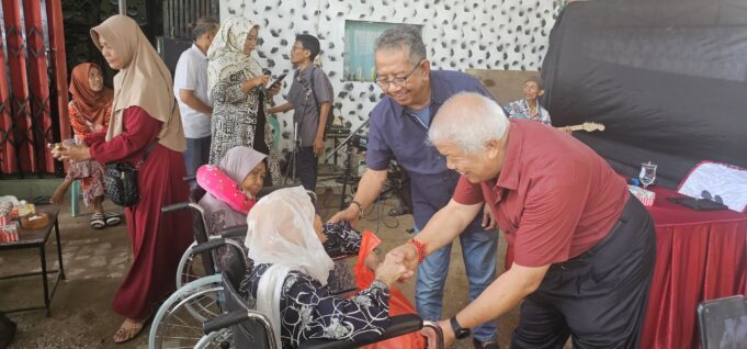 Rachmat Hidayat kembali lakukan Aksi Kemanusiaan bagi Kursi Roda untuk Penderita Lumpuh Layu ( Cerebral Palsy ) dan Lansia Lumpuh di Lombok Tengah.