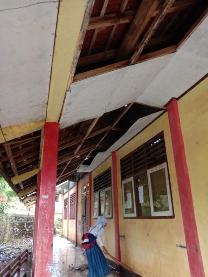 Gedung KBM Rusak Parah, Guru SATAP 12 Langgudu Bima Kesal