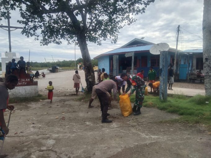 Peduli Kebersihan Lingkungan, Babinsa Ajak Warga Gotong Royong Bersihkan Pelabuhan