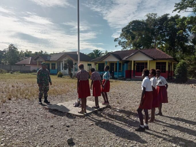 Babinsa Koramil 1710-03/Kuala Kencana Berikan Latihan PBB Kepada Siswa-Siswi SD YPPK St. Yakobus