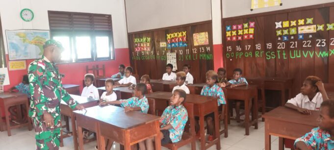 Babinsa Koramil 1710-03/Kuala Kencana Bekali Materi Wawasan Kebangsaan Kepada Siswa-Siswi SD YPPK St. Yakobus