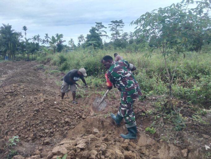 Babinsa Koramil 03 Kuala Kencana Bantu Warga Buka Lahan Kosong Untuk Dijadikan Lahan Produktif