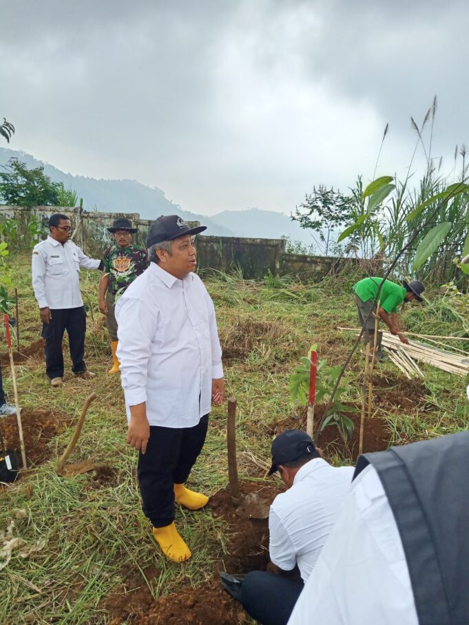 Kadishut Jabar Lakukan Penghijaun di Bukit Aquila Pacet Cianjur