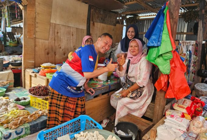 Blusukan di Pasar Wodhi Dompu, HMS Diminta Stabilkan Harga Pangan