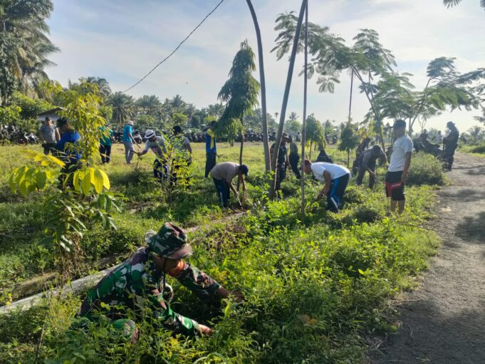 Bagun Kebersamaan, Koramil Masbagik dan Masyarakat Bersihkan Irigasi dan Desa Wisata Tirta Ratu