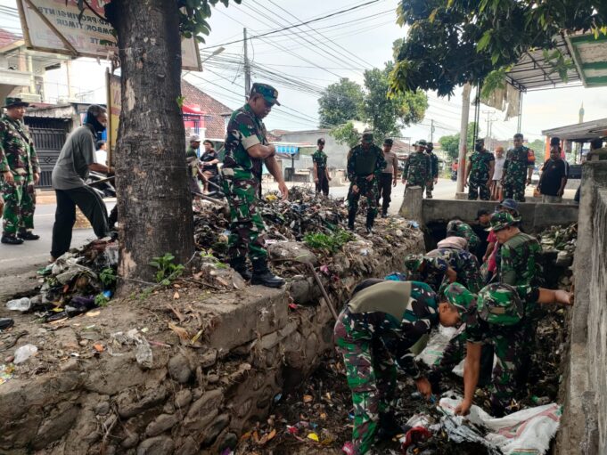 Koramil Pringgabaya dan Masyarakat Bersihkan Tumpukan Sampah di Saluran Irigasi