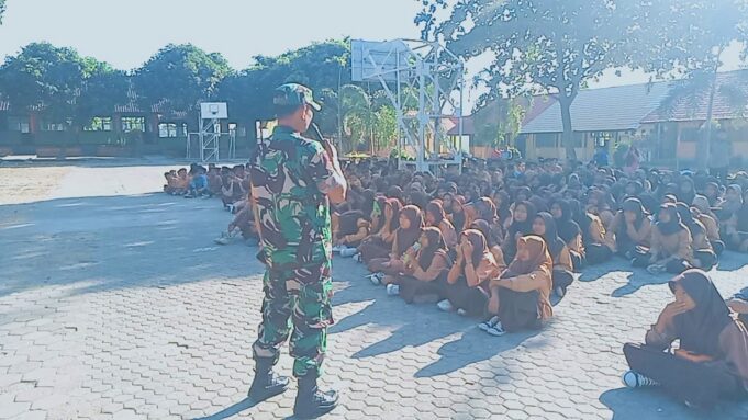 Perkuat Karakter Kedisiplinan, Babinsa Sambelia Berikan Materi Wasbang di SMPN 1 Sambelia