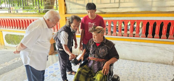 H Rachmat Hidayat Beri Bantuan Kursi Roda Elektrik untuk Lalu Nasib AR, Penjaga Marwah Seni Pertunjukan Wayang Sasak