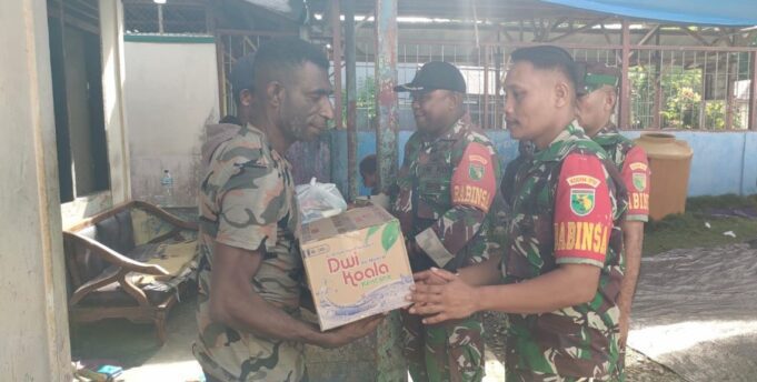 Sebagai Wujud Kepedulian, Babinsa Timika Melayat Ke Rumah Duka Warga Yang Meninggal Dunia