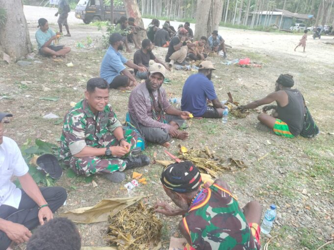 Danramil Tembagapura Beri Pesan Damai Saat Pemilu 2024 Mendatang Kepada Warganya Saat Hadiri Acara Adat Bakar Batu