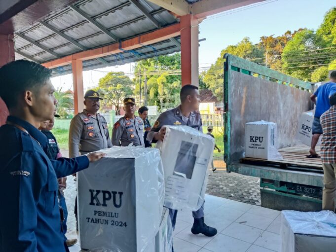 Polres Sumbawa Kawal Distribusi Logistik Pemilu 2024