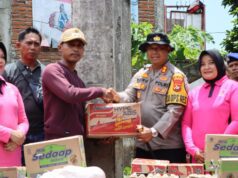 Pasca Banjir, Kapolres Sumbawa Bersama Bhayangkari Berikan Bantuan Sembako