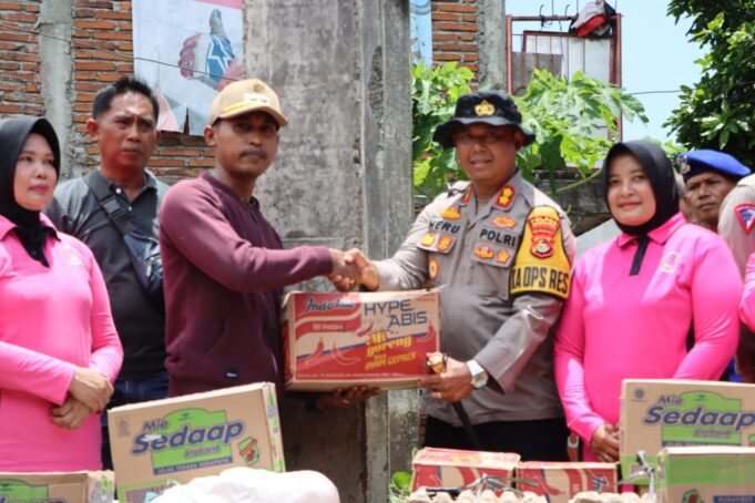 Pasca Banjir, Kapolres Sumbawa Bersama Bhayangkari Berikan Bantuan Sembako