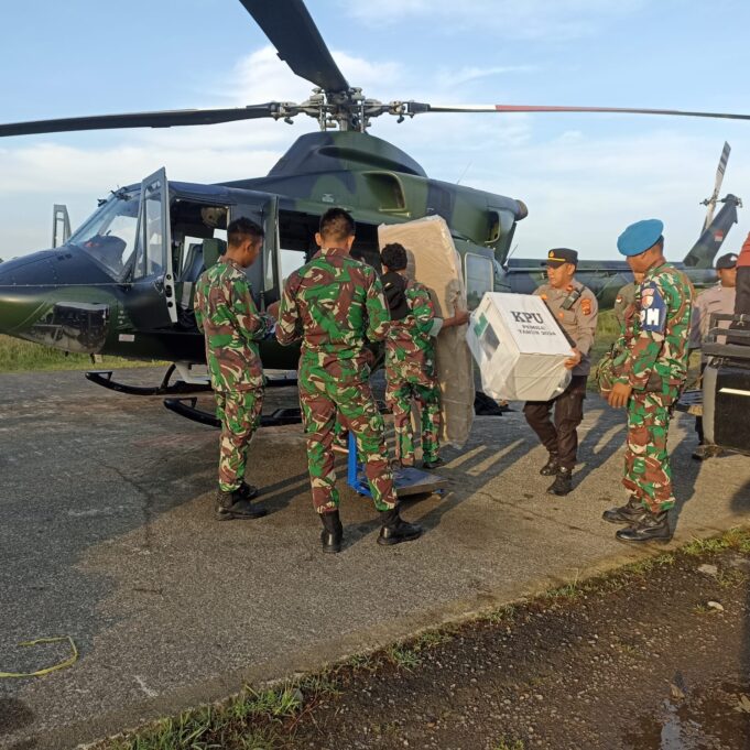 Kasdim 1710/Mimika Bersama Pihak Polri Dan Pemda Mimika Monitoring Sekaligus Mengawasi Pendistribusian Pemilu 2024