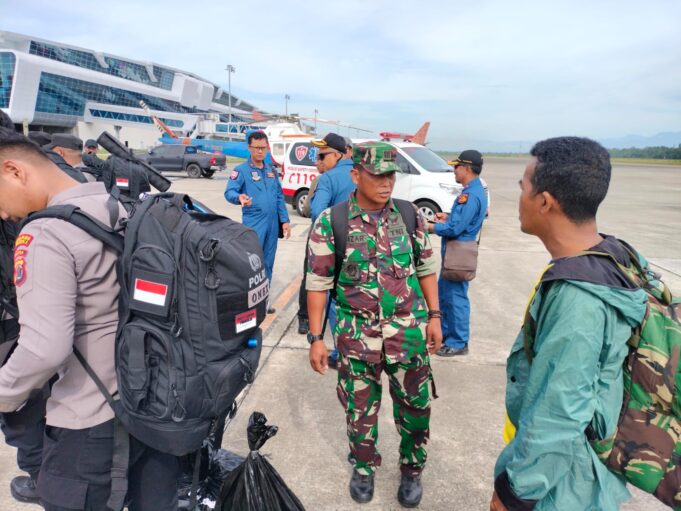 Danramil Tembagapura Pimpin Pergeseran Pasukan Dan Pendistribusian Logistik Pemilu Ke Kampung Tsinga Dan Arwanop