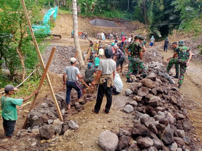 Warga Bercucuran Keringat Di Hadapan TNI