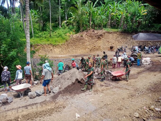 Puluhan TNI Membawa Batu Serbu Kampung Warga