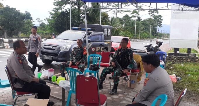 Babinsa Koramil Kuala Kencana Bersama Pihak Kepolisian Siap Amankan Rapat Pleno Pemilu 2024 Tingkat Distrik Kuala Kencana