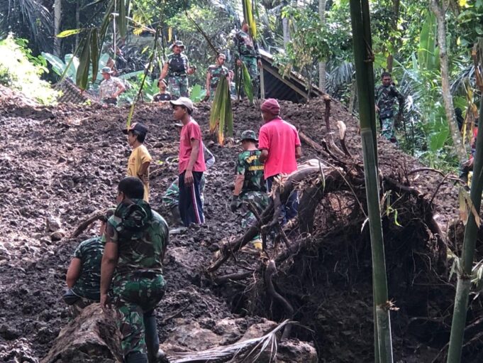Kurang Lebih 100 Personel Terlatih Menyerbu Perkampungan Warga