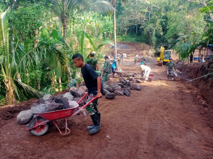 TNI Dan Warga Saling Kejar Gunakan Batu Di Bukit Catu