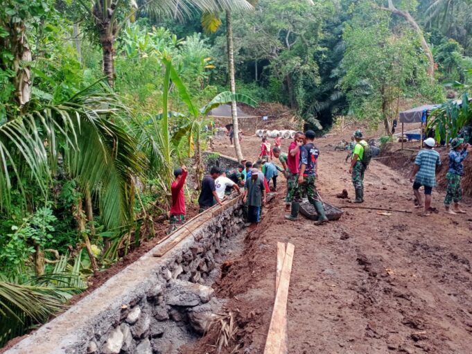 Sekelompok Pemuda Potongan Cepak Terus-Menerus Hujan Di Perkampungan Warga Dengan Batu