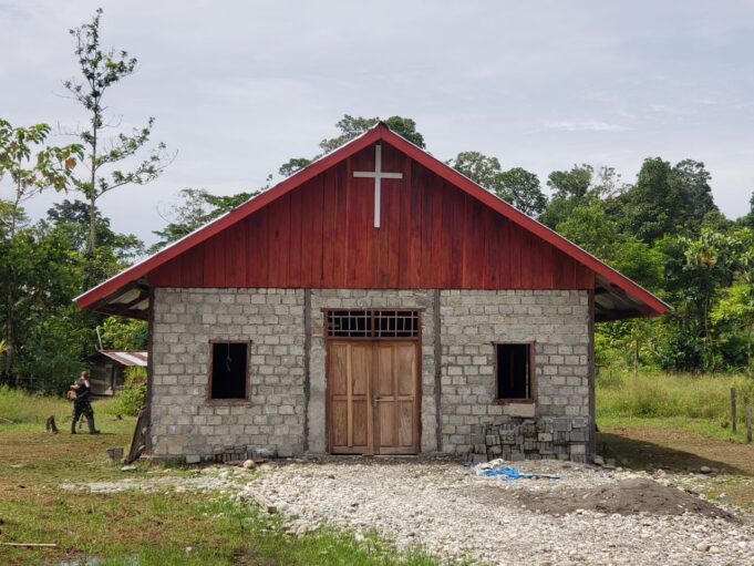 Satgas TMMD Ke-119 Kodim 1715/Yahukimo Bantu Masyarakat Renovasi Gereja