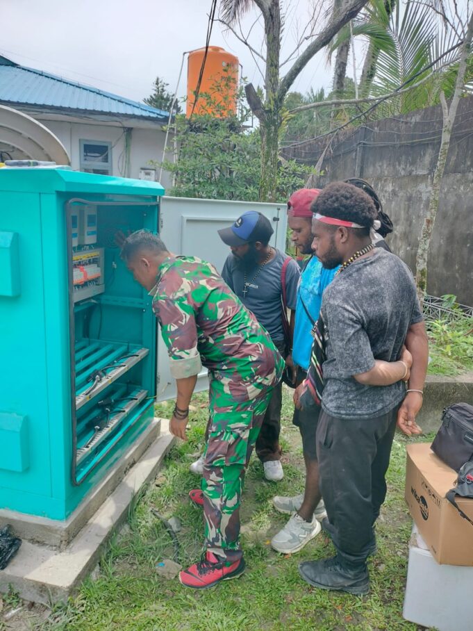 Danramil 1710-04/Tembagapura Bantu Dan Dampingi Kegiatan Pelatihan Perakitan PLTS Kepada Perwakilan Dari Kampung Binaan