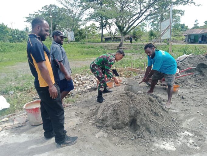 Peduli Dengan Permasalahan Banjir Di Wilayah, Koptu Johansyah Gerakkan Warga Bangun Parit Secara Gotong Royong
