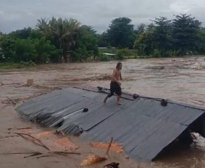 Banjir Rendam Rumah 6 Ribuan Orang, 4 Rumah Hanyut