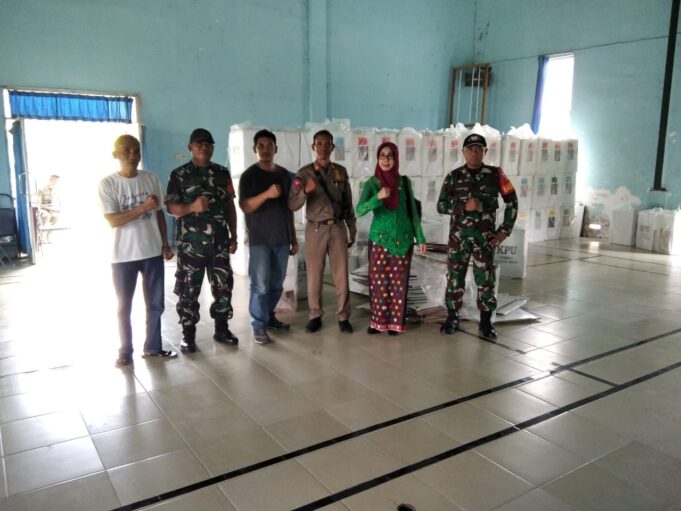 Babinsa Kodim 1615/Lotim Amankan Pemungutan Suara Pemilu 2024