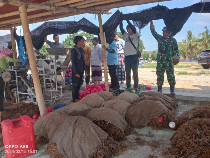 Babinsa Ekas Buana Ajak Warganya Jaga Kebersihan dan Kamtibmas Jelang Kunker Presiden