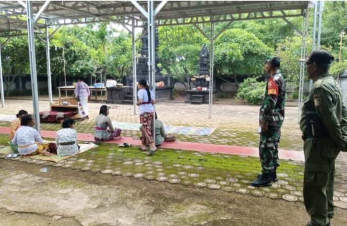 Babinsa Padak Guar Amankan Perayaan Hari Raya Galungan