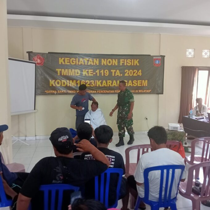 Anggota Satgas TMMD Ke-119 Kodim 1623/Karangasem Gelar Pelatihan Cukur Rambut