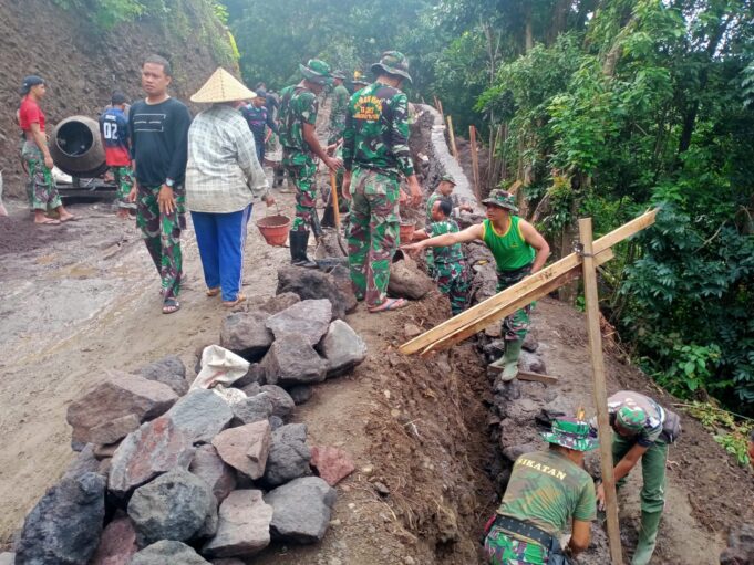 Bermodal Semangat, Tenaga Prajurit Satgas TMMD Kodim Karangasem Seolah Tak Ada Habisnya