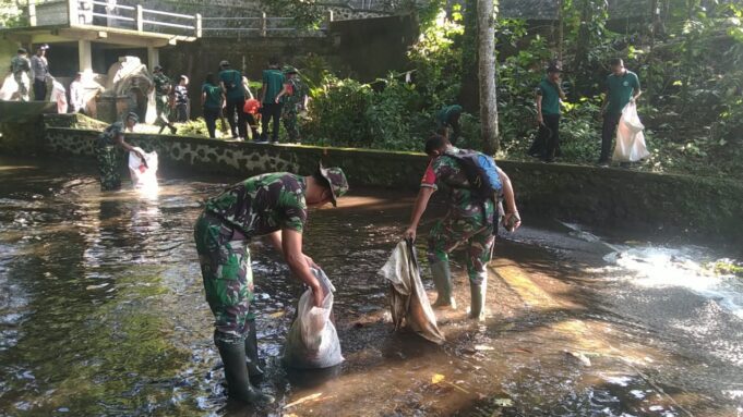 TMMD Kodim 1623/Karangasem Bersama Warga Melaksanakan Karya Bakti Pembersihan Sungai Mengereng