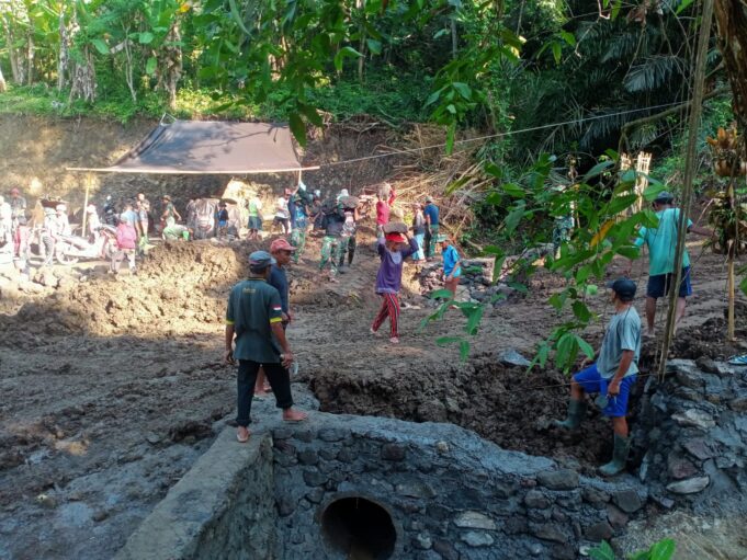 TMMD Kodim 1623/Karangasem Membuat Gorong-Gorong Untuk Irigasi Dan Drainase