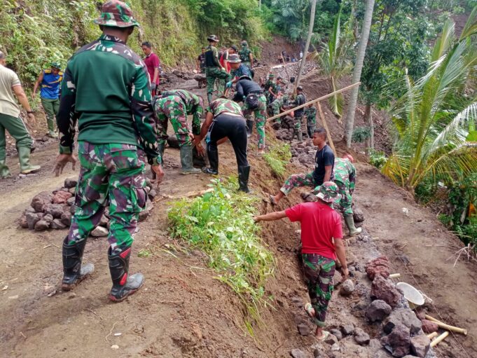 Situasi Hujan Tak Surutkan Semangat Satgas TMMD Kodim Karangasem Untuk Bantu Warga