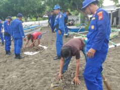 Peduli Lingkungan, Sat Polairud Polres Sumbawa Kerja Bakti Bersihkan Pantai