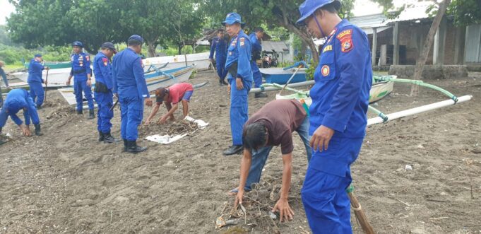 Peduli Lingkungan, Sat Polairud Polres Sumbawa Kerja Bakti Bersihkan Pantai