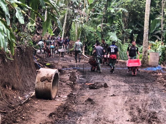 TNI Bersama Warga Tetap Semangat Kerjakan Program TMMD Ke-119 Kodim 1623/Karangasem