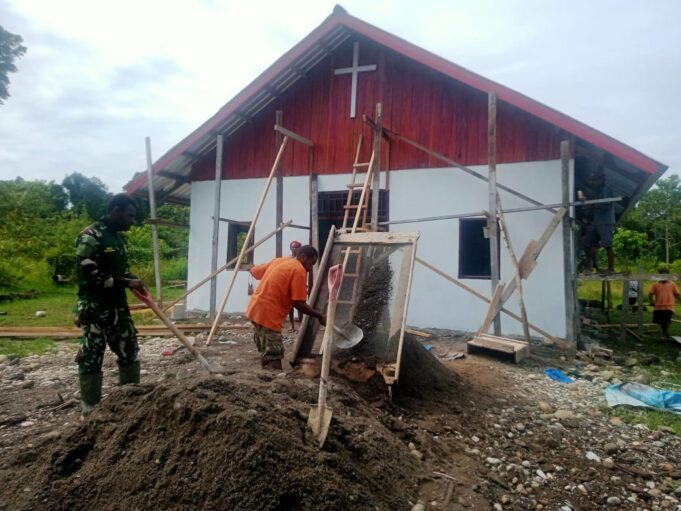 Semangat Warga Bantu Satgas TMMD Ke-119 Kodim 1715/Yahukimo Bangun Gereja